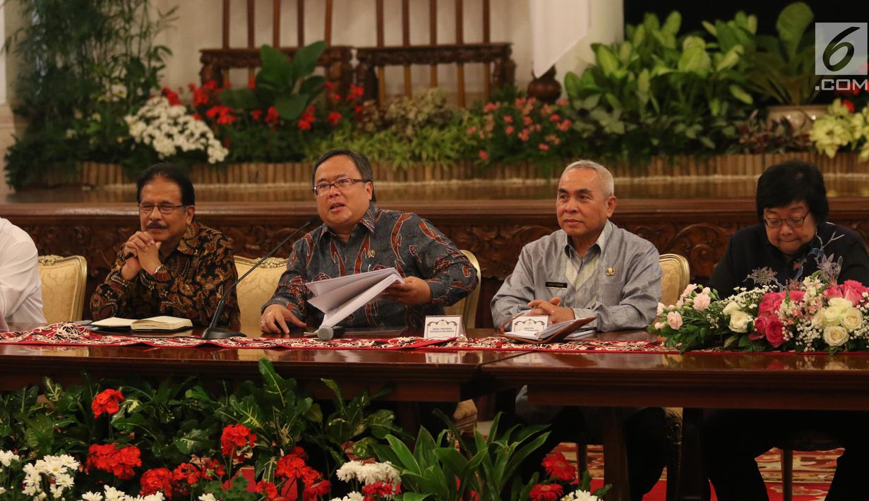 Menteri PPN/Kepala Bappenas Bambang Brodjonegoro (kedua kiri) bersama Menteri ART/Kepala BPN Sofyan Djalil, Gubernur Kaltim Isran Noor dan Menteri LHK Siti Nurbaya Bakar saat konferensi pers terkait pemindahan Ibu Kota di Istana Negara, Jakarta, Senin (26/8/2019). (Liputan6.com/Angga Yuniar)