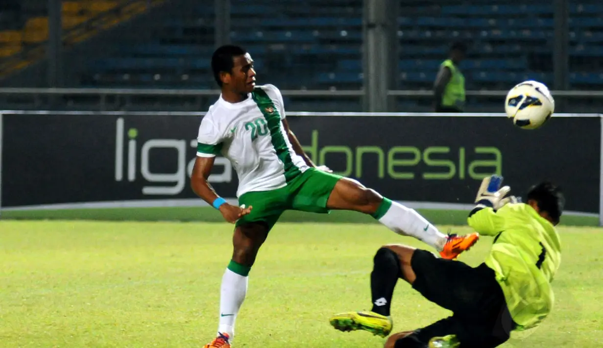 Tendangan keras Ilham Udin Armaiyn (Indonesia U-19) mampu ditahan penjaga gawang Myanmar, Myo Min Latt saat berlaga di Stadion GBK Jakarta, (7/5/2014). (Liputan6.com/Helmi Fithriansyah)