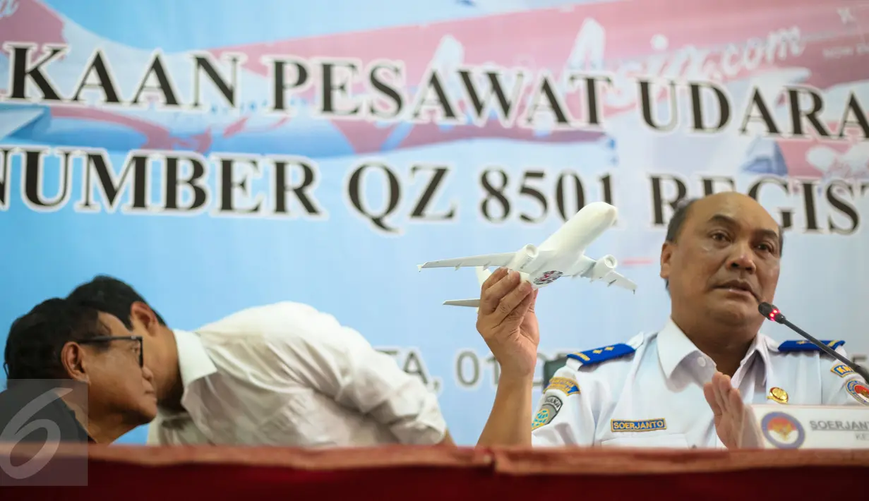 Ketua KNKT Soerjanto Tjahjono dalam konferensi pers investigasi Air Asia PK-AXC di Jakarta, Selasa (1/12). Komponen pesawat Airbus A320-200 yang jatuh di perairan Selat Karimata itu mengalami kerusakan sistem kontrol kemudi. (Liputan6.com/Faizal Fanani)