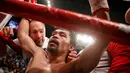 Petinju asal Filipina, Manny Pacquiao usai mengalahkan petinju AS, Adrien Broner selama pertandingan tinju kelas welter WBA di Las Vegas (19/1). Pacquiao nyaris mendominasi sepanjang pertandingan melawan Broner. (AP Photo/John Locher)