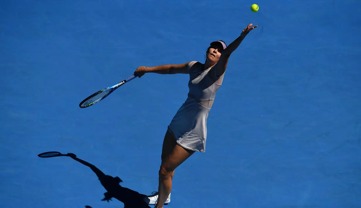 Maria Sharapova bersiap memukul bola saat melawan Tatjana Maria pada putaran pertama di Australia Terbuka 2018 di Melbourne (16/1). Sharapova akan melawan Varvara Lepchenko atau unggulan ke-14 Anastasija Sevastova di babak kedua. (AFP Photo / Greg Wood)