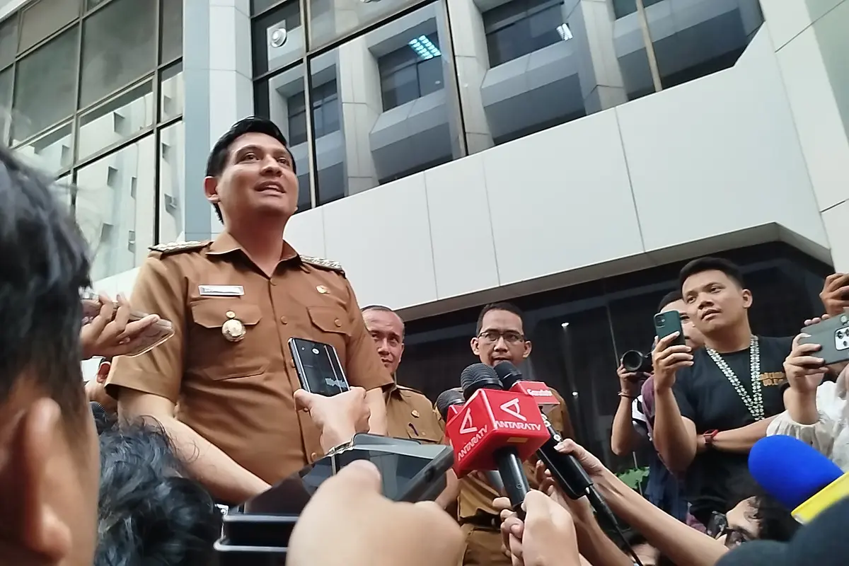 Bupati Indramayu, Lucky Hakim usai diperiksa Inspektorat Jenderal Kementerian Dalam Negeri (Itjen Kemendagri), Selasa (8/4/2025).