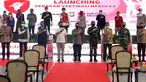 Kapolri Listyo Sigit Wibowo (tengah), Menteri Kesehatan Budi Gunadi Sadikin, Gubernur DKI Anies Baswedan bersama seluruh komponen terkait dan relawan pendukung berfoto bersama pada Gerakan Vaksinasi Merdeka di Mapolda Metro Jaya, Jakarta (01/08/2021). (Liputan6.com/HO/Ading)