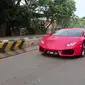 Raffi Ahmad dan Nagita Slavina nyertir Lamborghini Huracan. (Instagram @raffinagita1717)