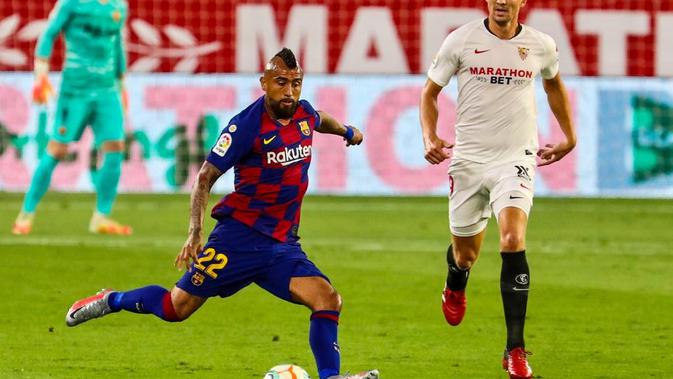 Gelandang Barcelona, Arturo Vidal menendang bola saat berhadapan dengan Sevilla pada lanjutan La Liga Spanyol, Sabtu (20/6/2020) dini hari WIB. (Dok. Twitter/FC Barcelona)