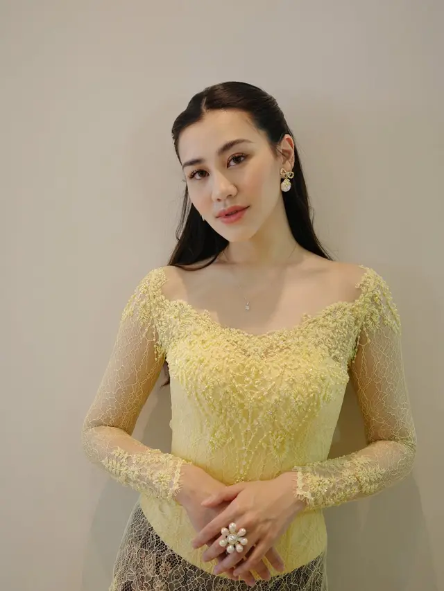Anggun tanpa Full Payet, Pesona Aaliyah Massaid Berkebaya Butter Yellow saat Kondangan Tengku Nadira
