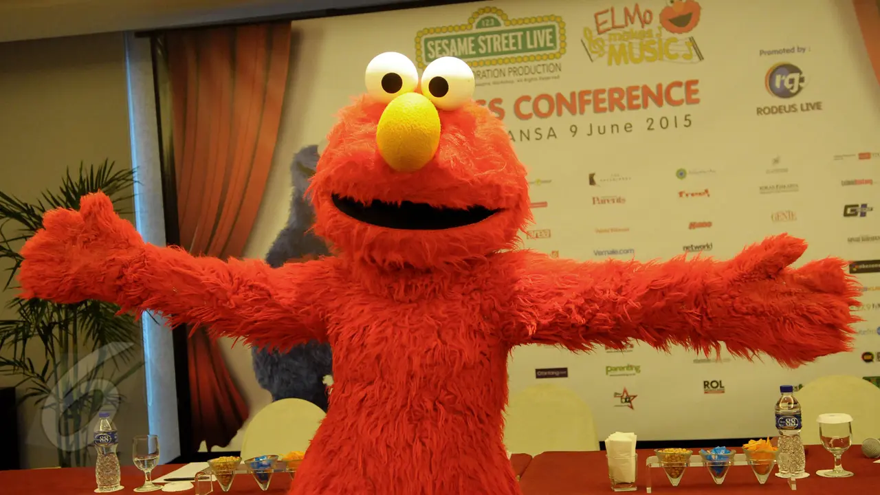 Karakter Boneka Elmo Dkk Tur Keliling Jakarta