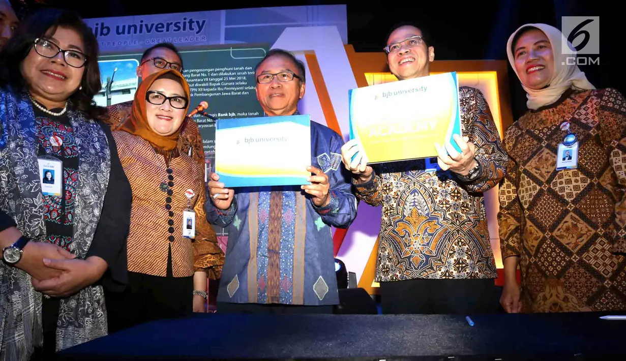 Dirut Bank bjb Ahmad Irfan (kedua kanan) bersama jajaran direksi bjb pada peresmian bjb University di Bandung, Rabu (18/7). bjb University akan menampung pengembangan bagi 1.000 karyawan bjb setiap tahunnya. (Liputan6.com/Pool/Toga)