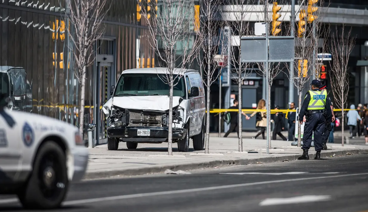 Kondisi sebuah van setelah menabrak para pejalan kaki di persimpangan utama di pinggiran utara Toronto, Kanada, Senin (23/4). Polisi belum memberikan keterangan apakah ini serangan atau murni kecelakaan. (Aaron Vincent Elkaim/The Canadian Press via AP)