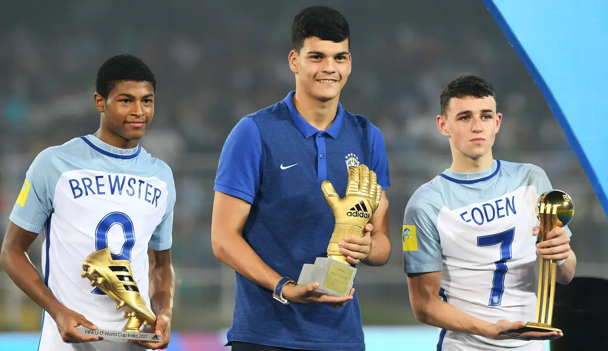 Phil Foden (kanan) merebut penghargaan Golden Ball saat membela Timnas Inggris U-17 di Piala Dunia U-17 edisi 2017 di Peru. Ia mencetak total 3 gol dan 1 assist dari 7 laga dan membawa Timnas Inggris U-17 menjadi juara setelah mengalahkan Spanyol di laga final dengan skor 5-2. Di level klub, ia berhasil menjuarai Liga Champions bersama Manchester City pada musim 2022/2023 setelah mengalahkan inter Milan 1-0 di laga final. (AFP/Dibyangshu Sarkar)