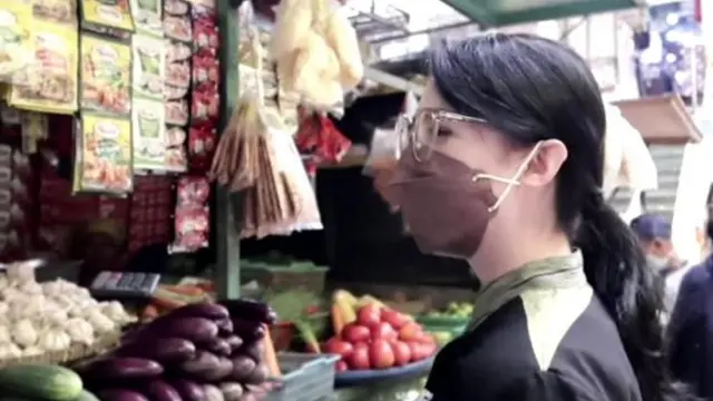 Arumi Bachsin di pasar (YouTube/Arumi Bachsin)