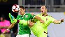Pemain Venezuela, Jose Velazquez (kanan), berebut bola dengan pemain Meksiko, Javier Hernandez, dalam laga Grup C Copa America 2016 di Stadion NRG, Houston, AS, Selasa (14/6/2016) WIB. (AFP/Alfredo Estrella)