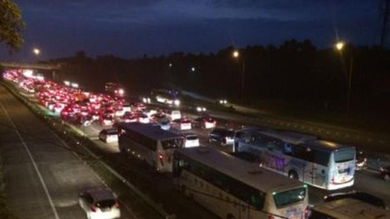 Macet di Tol Cikampek.