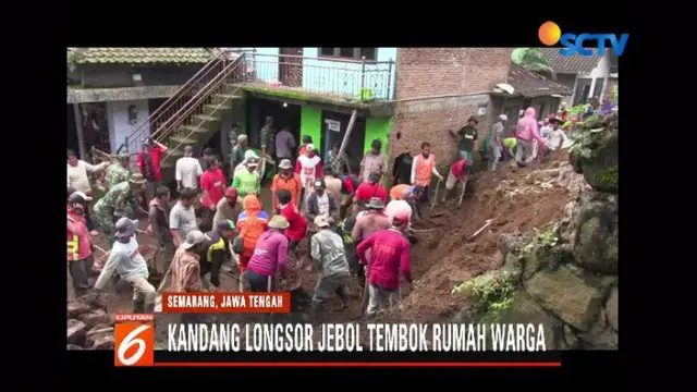 Puluhan warga Semarang, Jawa Tengah, gotong royong bersihkan reruntuhan longsor yang menimpa salah satu rumah.