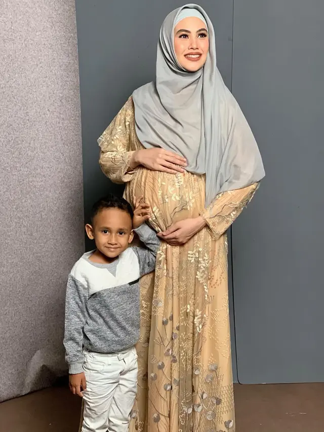 Jadi Ibu Sambung, Ini 6 Momen Keakraban Kartika Putri Bareng Ketiga Anak Habib Usman