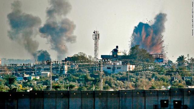 Roket Israel menghantam Jalur Gaza (Thomas Coex / AFP PHOTO)