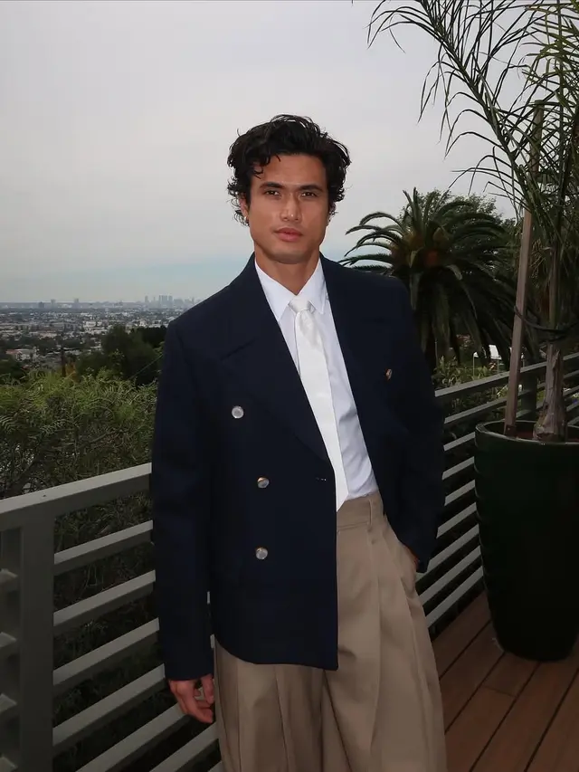 Potret Charles Melton yang Jadi Model Video Klip Lagu Jennie (credit: instagram/melton)
