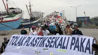 Aksi tolak plastik sekali pakai yang digelar kelompok aktivis pemerhati lingkungan di di Pelabuhan Sunda Kelapa, Jakarta, Sabtu (20/7/2019). (Liputan6.com/Ratu Annisaa Suryasumirat)