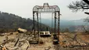 Sebuah taman di salah satu rumah yang hangus terbakar akibat kebakaran hutan di kawasan Palo Colorado, Big Sur, California, Amerika Serikat, AS, (31/7). Setidaknya 300 telah dievakuasi akibat musibah tersebut. (REUTERS/Michael Fiala)