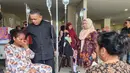 Pasien dan anggota keluarganya dievakuasi dari bangsal Rumah Sakit Umum Anutapura menyusul gempa bumi di Palu, Sulawesi Tengah, Selasa 16 Juni 2026. (Josua Marunduh/AFP)