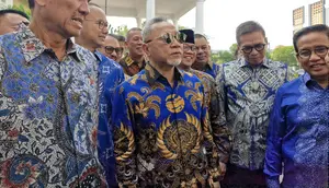 Ketua Umum Partai Amanat Nasional (PAN) Zulkifli Hasan sebelum pertemuan di Kompleks Istana Kepresidenan Jakarta, Jumat (10/5/2024). (Liputan6.com/Lizsa Egeham)