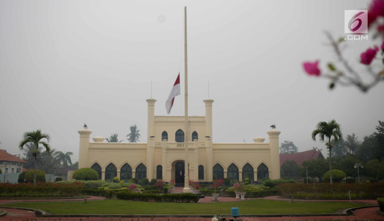 Foto Bj Habibie Wafat Bendera Setengah Tiang Berkibar Di Riau News Liputan6 Com
