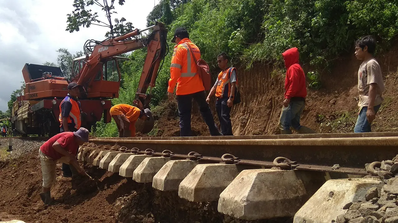 PT Kereta Api Indonesia (KAI) akan memperbaiki jalur kereta Bogor-Sukabumi yang longsor di petak Stasiun Bogor-Stasiun Maseng. (Liputan6.com/Achmad Sudarno)