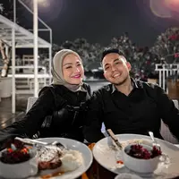 Nathalie Holscher akhirnya kembali kepelukan sang mantan, Faris. Mereka pun baru saja dinner romantis. Berikut potret mesra keduanya: [foto: instagram/nathalieholscher]