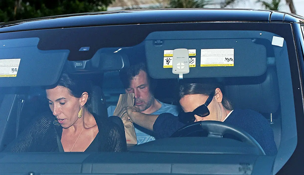 Ben Affelck sendiri dikabaran setuju untuk melakukan rehabilitasi usai Jennifer memohon. (SPLASHNEWS - HollywoodLife)