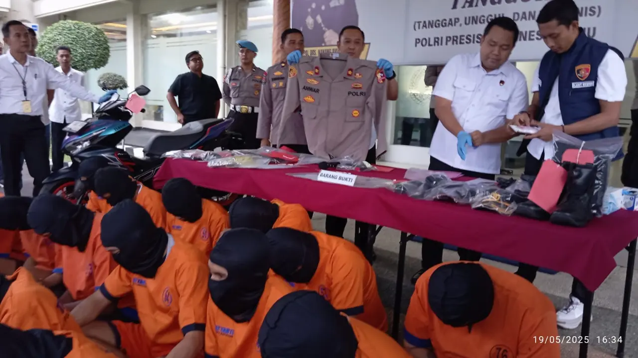 Seragam Polisi gadungan dan pelaku kejahatan diamankan Polresta Banyuwangi (Istimewa)