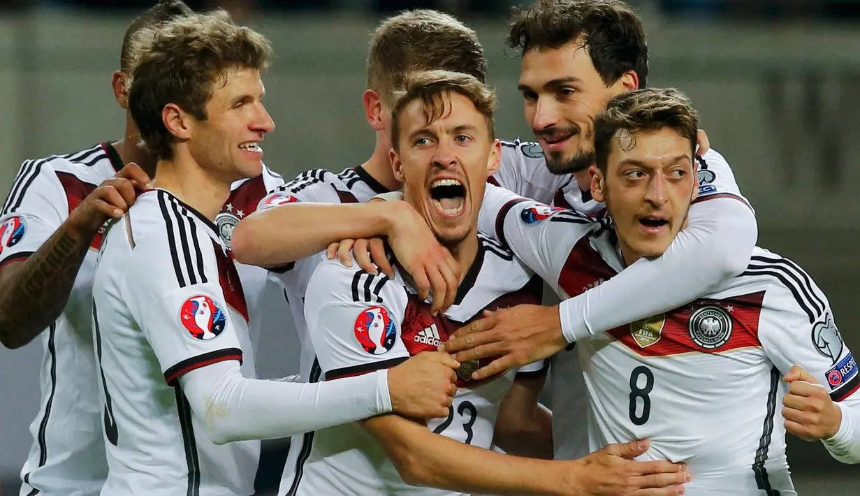 Gelandang Timnas Jerman, Max Kruse selebrasi dengan rekan – rekannya setelah mencetak gol ke gawang Georgia dalam kualifikasi EURO 2016 grup D di Leipzig, Jerman, Senin (12/10/2015). Jerman menang dengan skor 2-1. (REUTERS/Fabrizio Bensch)