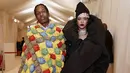 Kembar mengenakan baju ala ‘selimut’ di Met Gala 2021, rupanya Asap Rocky menggandeng Eli Russell Linnetz (ERL) untuk menciptakan tampilannya kali ini. (Foto: Instagram/ Asap Rocky)