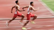 Pelari estafet Boby Yaspi dan Eko Rimbawan pada ajang Invitation Tournamen sebagai ajang test event jelang Asian Games 2018,di Lapangan Panahan Gelora Bung Karno, Jakarta, Rabu (14/2/2018). (Bola.com/Peksi Cahyo)