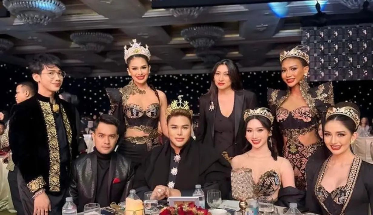 Ivan Gunawan hadir bersama Miss Mega Bintang Indonesia 2023. Ia tampil glamor dengan outfit nuansa hitam yang dipermanis dengan crown. Sementara para Miss Mega Bintang Indonesia 2023 mengenakan outfit sentuhan batik modern. [@ivan_gunawan]