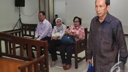 Terdakwa kasus proyek pengadaan dan pemasangan IT di perpustakaan UI, Tafsir Nurchamid, saat memasuki ruang sidang di Pengadilan Tipikor, Jakarta, Rabu (29/10/2014). (Liputan6.com/Miftahul Hayat)