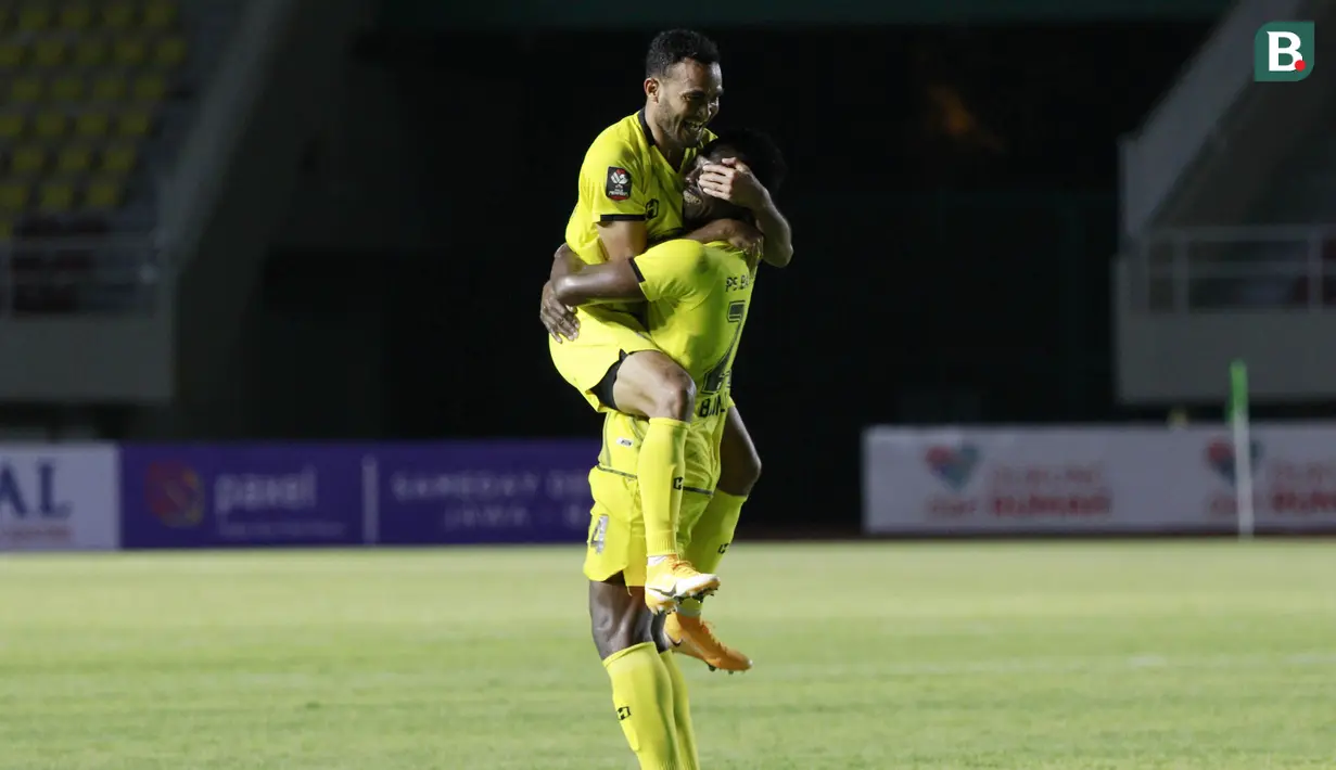 Bola ditembakkan langsung dengan kaki kirinya ke arah tiang jauh dan meluncur deras tanpa mampu dijangkau oleh kiper PSIS. Skor berubah 3-3 yang menghindarkan Barito Putera dari kekalahan. (Bola.com/M Iqbal Ichsan)
