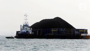 Kapal tongkang pengangkut batu bara lepas jangkar di Perairan Bojonegara, Serang, Banten, Kamis (21/10/2021). Badan Pusat Statistik (BPS) mencatat ekspor produk pertambangan dan lainnya pada September 2021 mencapai USD 3,77 miliar. (Liputan6.com/Angga Yuniar)