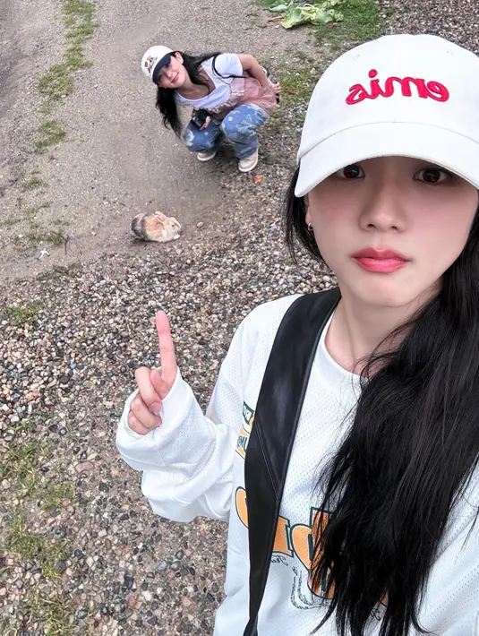<p>Mereka memberikan lebih banyak detail tentang pertemuan pertama, dengan Seulgi menyebutkan bahwa Lisa juga hadir. Seulgi bilang bahwa dia awalnya merasa mereka tidak bisa dekat karena mereka berasal dari agensi yang berbeda. (Foto: Instagram/ sooyaaa__)</p>