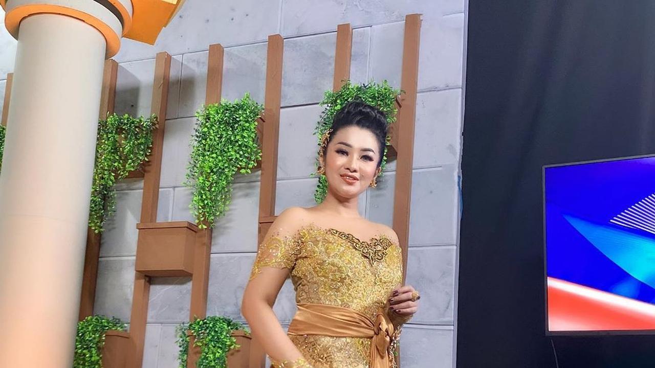 7 Gaya Fitri Carlina saat Pakai Kebaya, Tampil Menawan