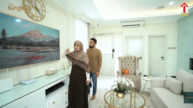 Potret Ruang Keluarga di Rumah Fitri Tropica dan Irvan Hanafi (Image by Gemini AI)