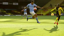 Penyerang Manchester City, Gabriel Jesus, mengontrol bola saat melawan Watford pada laga Premier League di Stadion Vicarage Road, Selasa (22/7/2020). Manchester City menang dengan skor 4-0. (Richard Heathcote/Pool via AP)