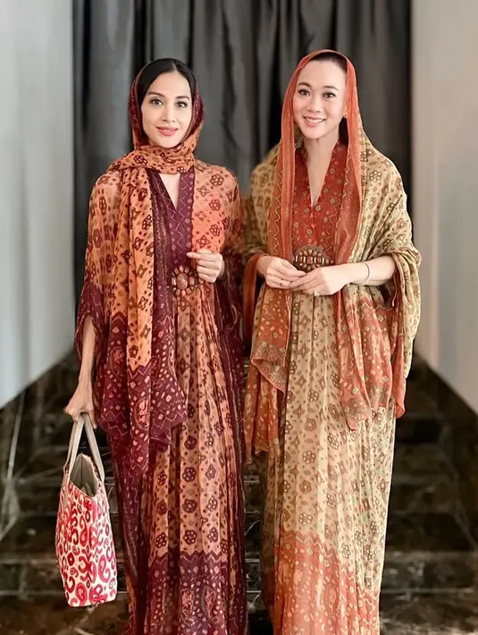 Dian Permatasari juga mengenakan kaftan warna coral kecoklatan bercorak yang senada dengan kerudungnya. [@dps_diahpermatasari]