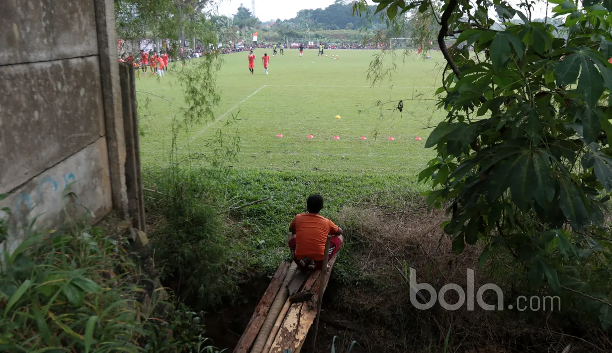Aksi seorang fans saat menyaksikan Persija Jakarta berlatih di Lapangan POR Sawangan, Sabtu (21/1/2017). Latihan ini diikuti oleh 21 pemain. (Bola.com/Nicklas Hanoatubun)