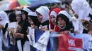 Peserta aksi membentangkan spanduk saat aksi di kawasan Bundaran HI, Jakarta, Minggu (10/12). Mereka memprotes keputusan Presiden AS Donald Trump yang mengakui Yerusalem sebagai Ibu Kota Israel. (Liputan6.com/Helmi Fithriansyah)