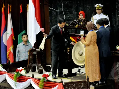 Presiden Joko Widodo memukul gong saat membuka Konferensi Parlemen Asia Afrika di Gedung Nusantara, Jakarta, Kamis (23/4/2015). KPAA bertema Penguatan Peran Parlemen Selatan-Selatan untuk Kemakmuran dan Perdamaian Dunia. (Liputan6.com/Andrian M Tunay)