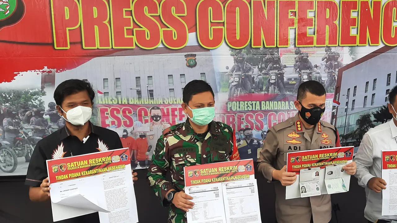 Petugas memampang dua WN Inggris yang kabur saat akan dikarantina