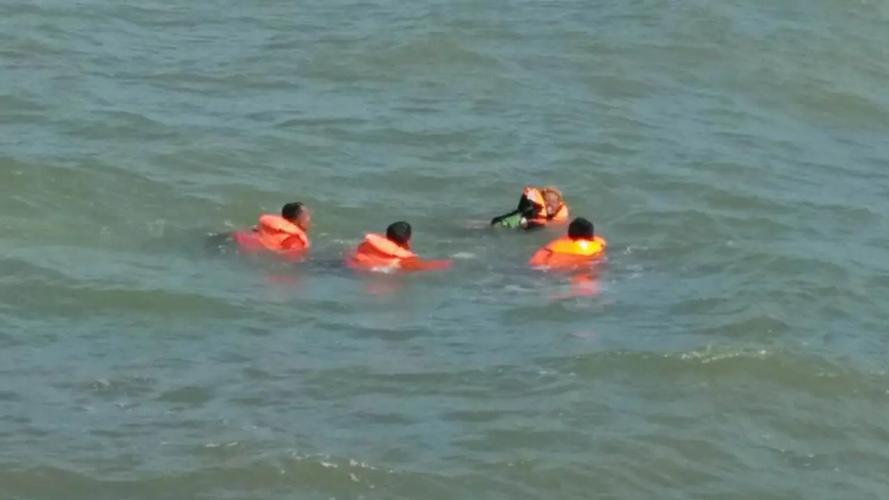 Eza (8), ditemukan tak bernyawa di Pantai Teluk Penyu Cilacap, setelah dua hari pencarian. (Liputan6.com/Basarnas/Muhamad Ridlo)