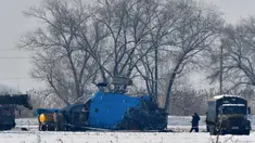 Petugas penegak hukum memeriksa helikopter militer Kirgistan Mi-8-MTV setelah jatuh di pinggiran Bishkek pada 17 Januari 2024. (VYACHESLAV OSELEDKO/AFP)