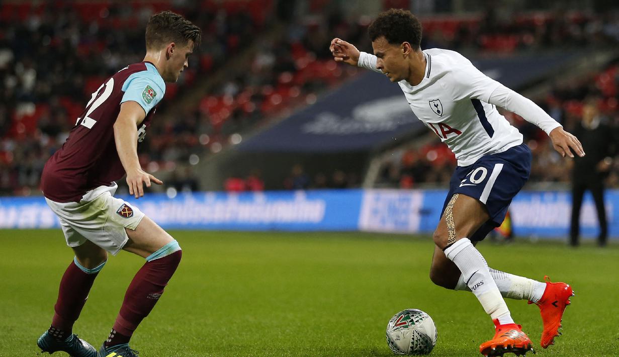 Dele Alli. Gelandang serang yang kini masih bermain untuk Tottenham Hotspur ini tercatat sebagai pemegang rekor nutmeg terbanyak, yaitu skill meloloskan bola di antara dua kaki lawan. Dalam 30 detik, ia berhasil melakukan 8 kali nutmeg pada 8 Maret 2017. (AFP/Ian Kington)