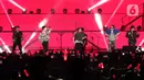 Kelompok penyanyi pria asal Korea Selatan, iKON saat tampil di panggung JISPHORIA yang digelar di Jakarta International Stadium (JIS), Sabtu (1/10/2022). iKON tampil membawakan lagu-lagu hitnya di panggung JISPHORIA. (Liputan6.com/Helmi Fithriansyah)